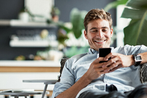 Mann mit Panzerglass auf dem Handy