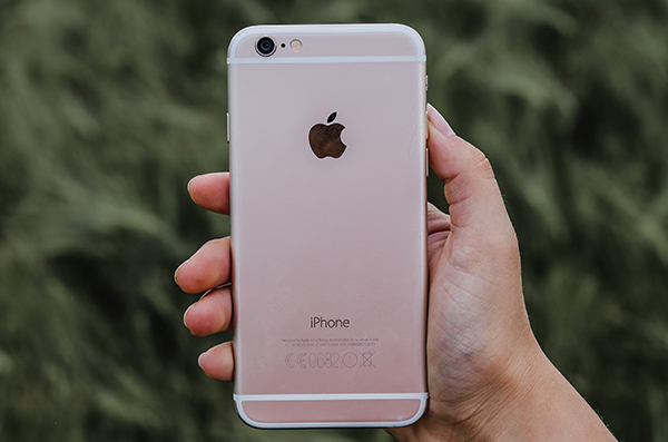 Smartphone vor grünem Hintergrund