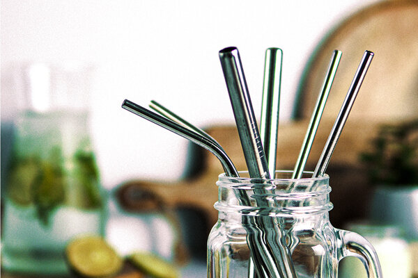 Ein Getränk mit Edelstahl-Strohhalmen