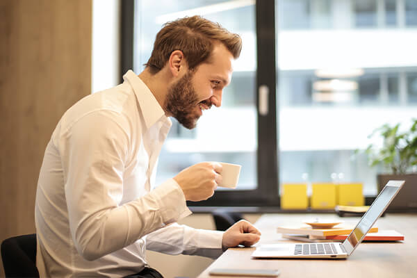 Mann arbeitet am Laptop