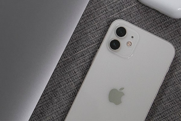 Das Apple iPhone 12 mini ist mit einer Dual-Kamera ausgestattet.