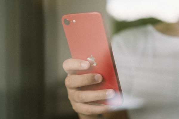 Klein aber fein: Das refurbed iPhone SE 2020