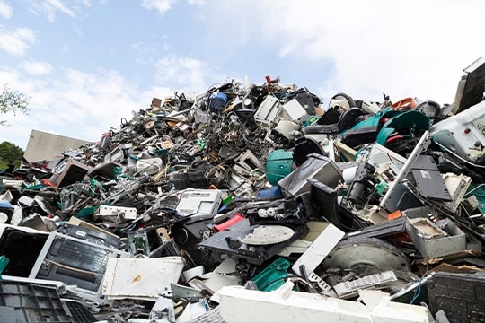 Alte elektronische Geräte, die Großteils nicht recycelt werden und so fatale Folgen für Mensch und Umwelt haben.