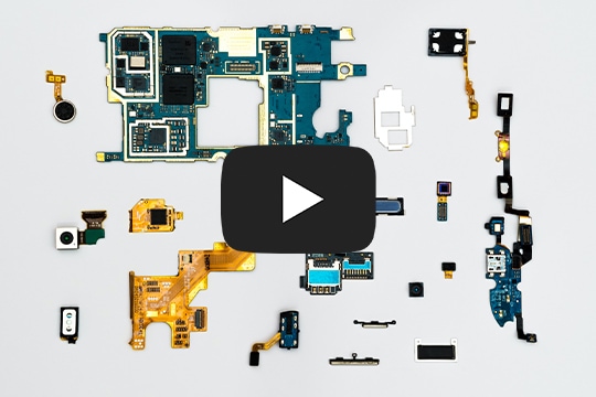 Die refurbed Co-Founder, Peter und Kilian, zeigen euch den Refurbishing-Prozess.