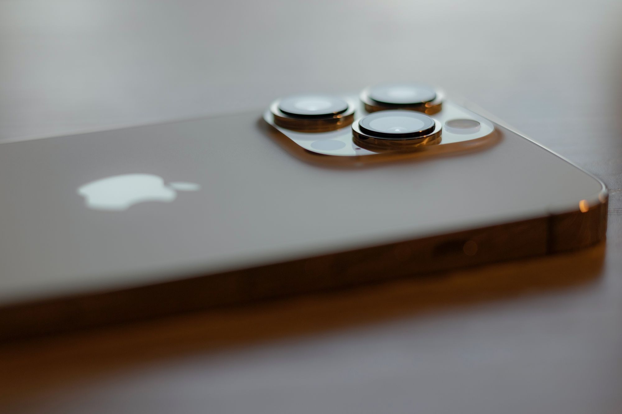 Foto des iPhone 14 Pro: Es sieht vertraut aus, nicht wahr? - Foto von James A. Molnar auf Unsplash