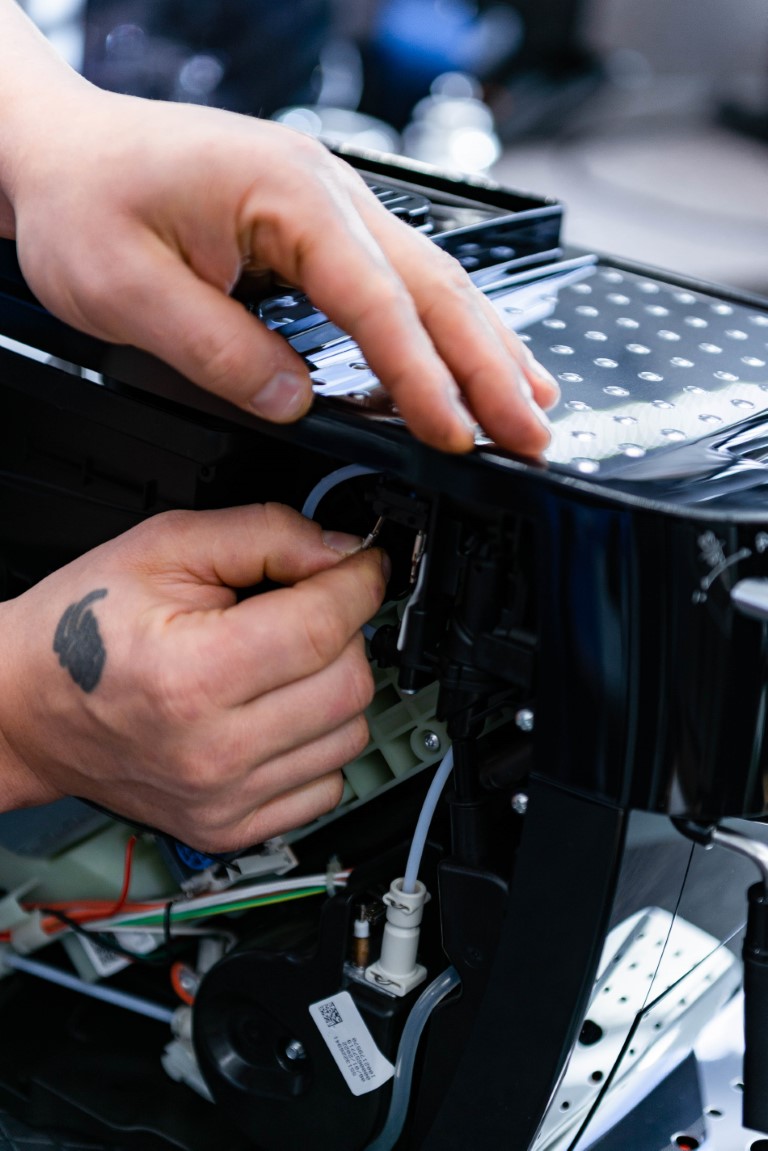 Der Austausch von defekten Teilen eines Küchengeräts