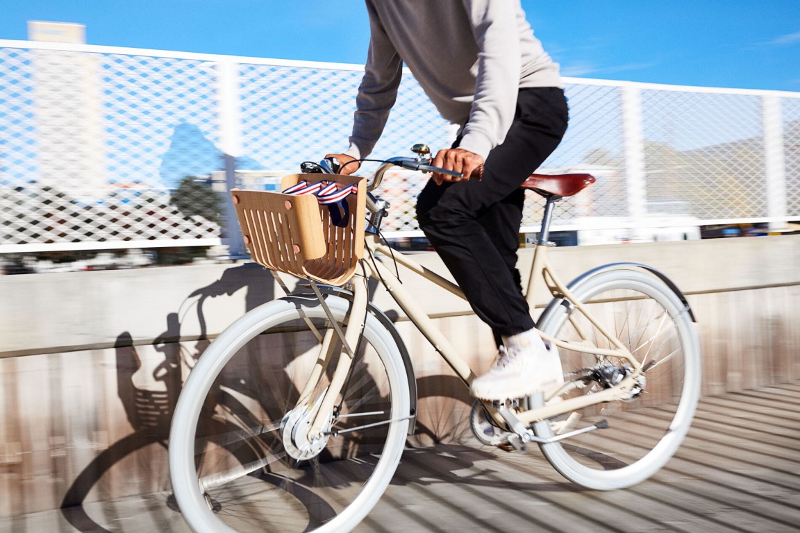 Eine Person fährt mit einem City-Bike