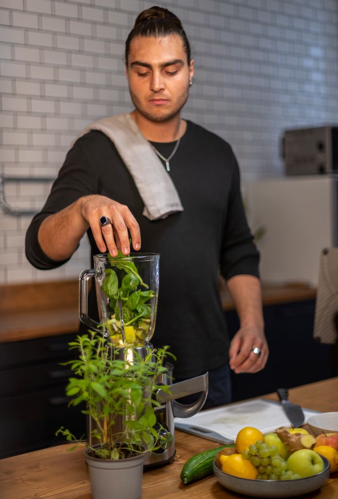 Mann macht leckeren Smoothie mit refurbed Standmixer