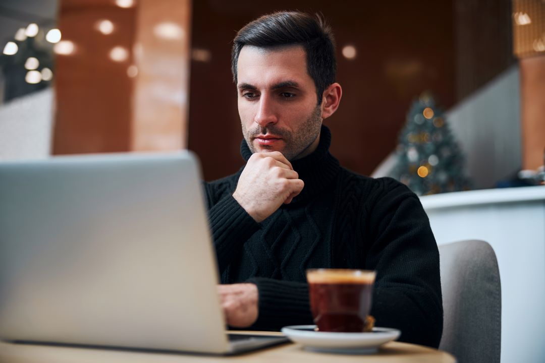 Mann kontaktiert den Kundenservice mit einem Problem und ist besorgt.