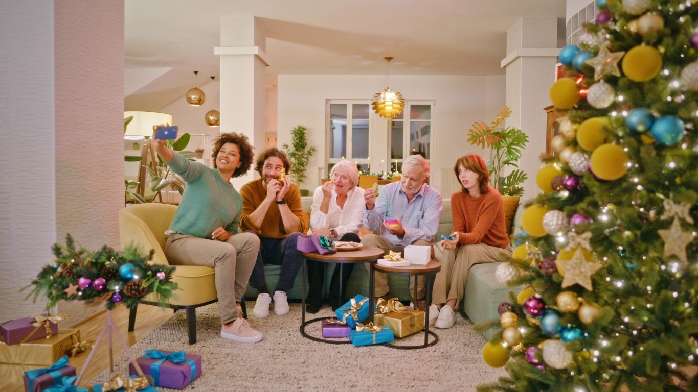 Familie bei der Bescherung unterm Weihnachtsbaum