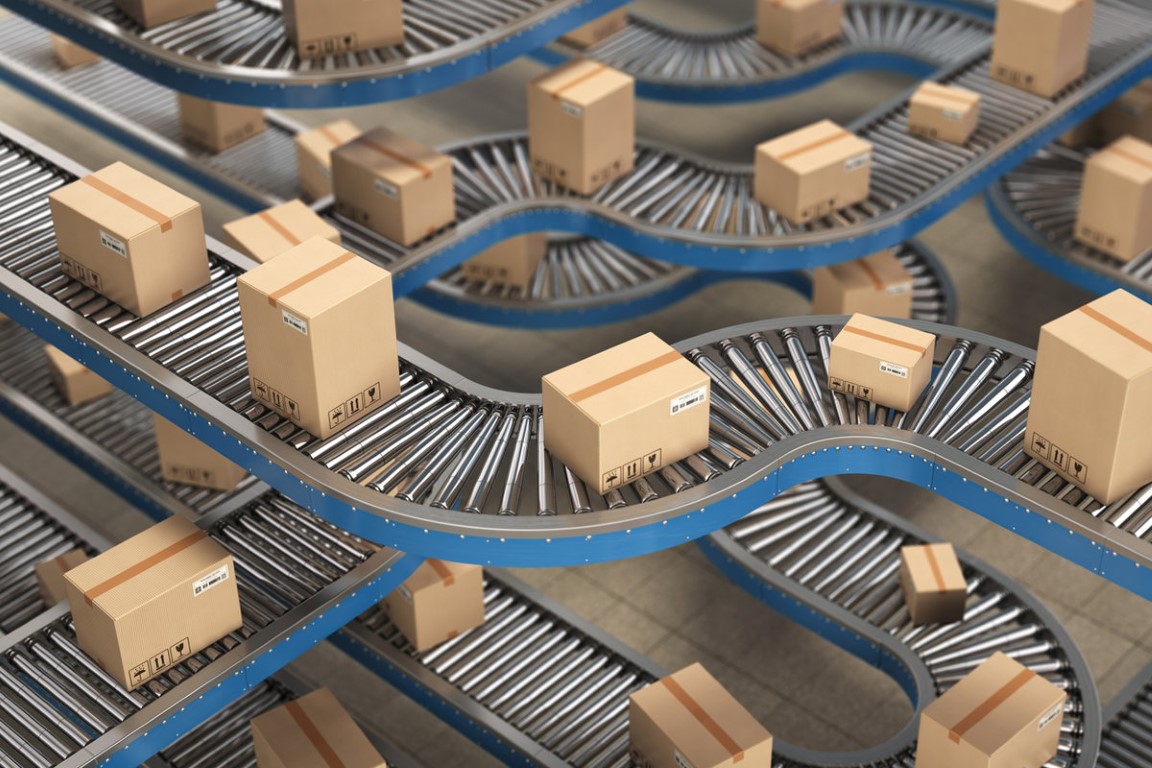 Refurbished Smartphones in Schachteln auf Fließbändern